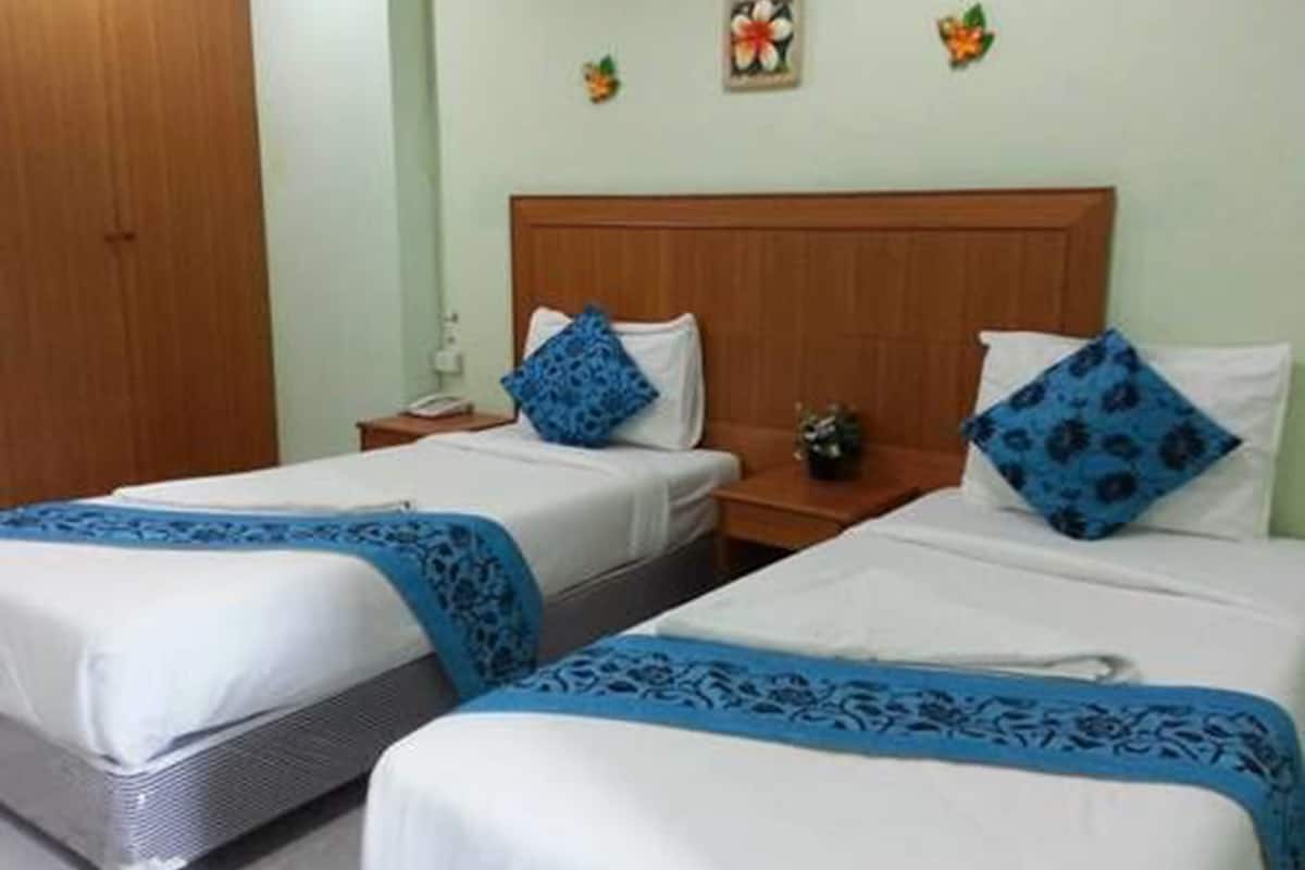 Twin Room | 1 bedroom, individually decorated, desk, soundproofing