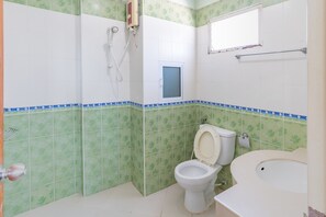 Shower, free toiletries, towels