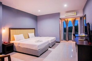 1 bedroom, desk, soundproofing, rollaway beds