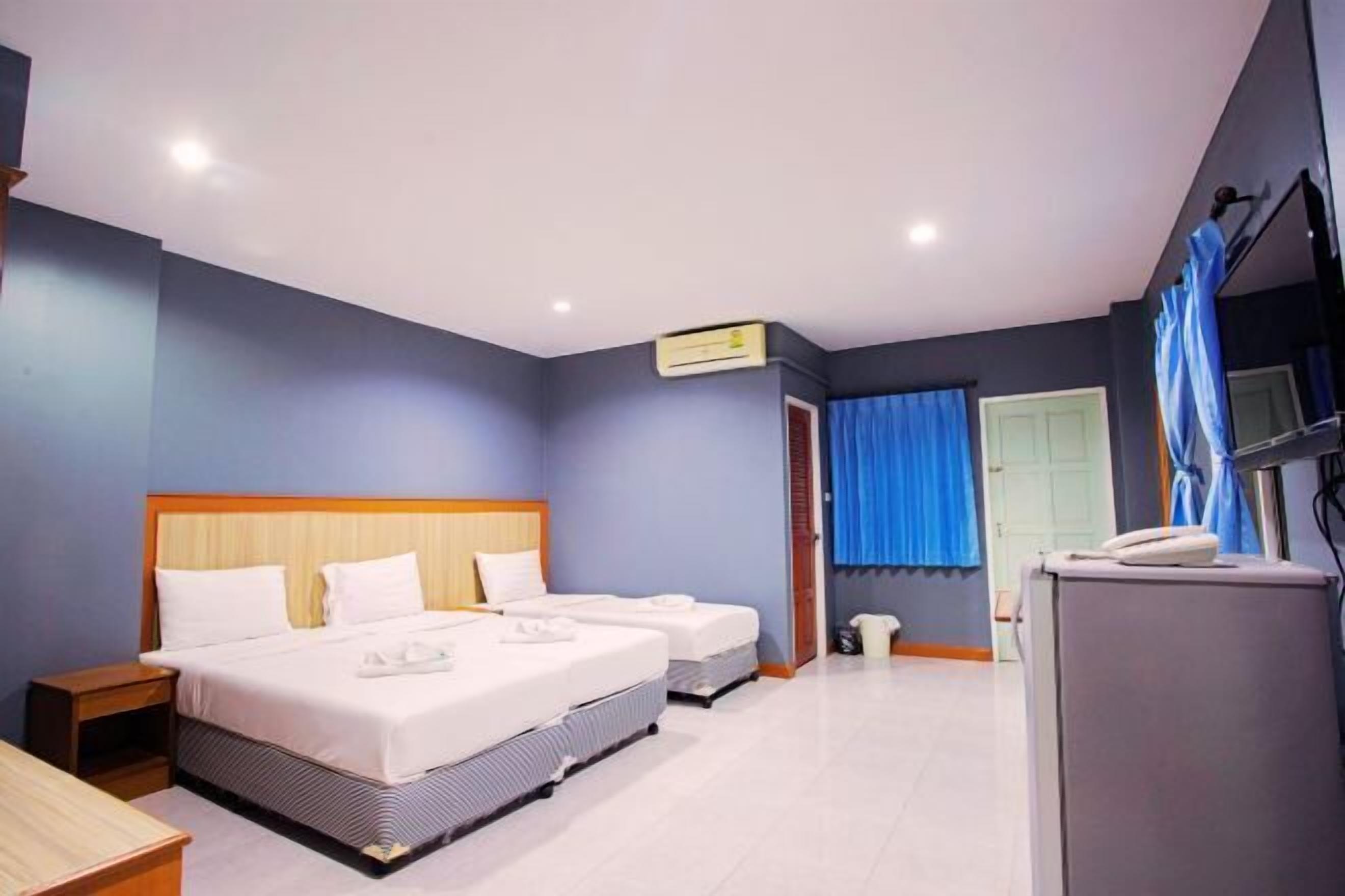 1 quarto, individualmente decorados, escrivaninha