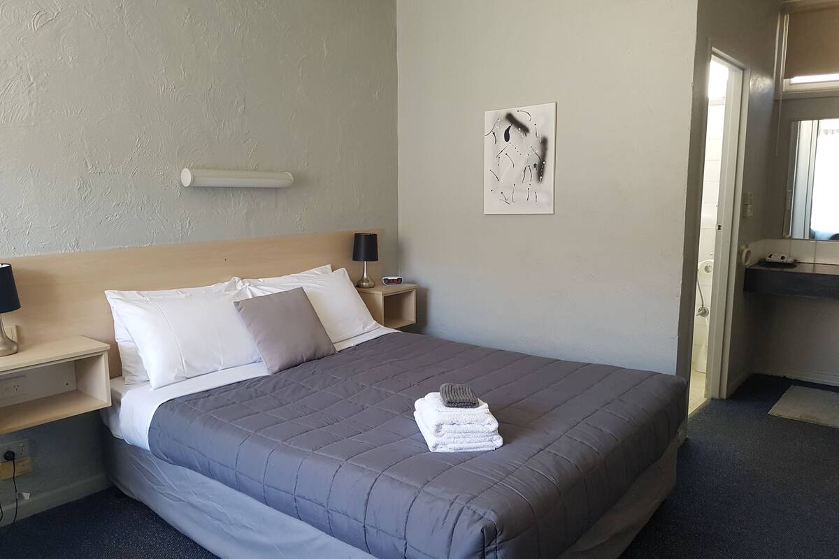 Kamar Double, 1 Tempat Tidur Queen | Meja kerja, setrika/meja setrika, dan tempat tidur lipat/tambahan