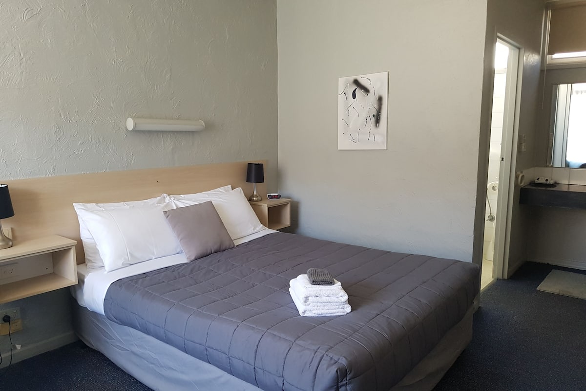 Queen Room | Desk, iron/ironing board, rollaway beds, free WiFi