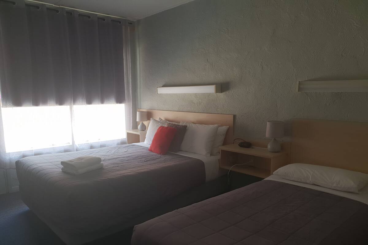 Meja kerja, setrika/meja setrika, dan tempat tidur lipat/tambahan