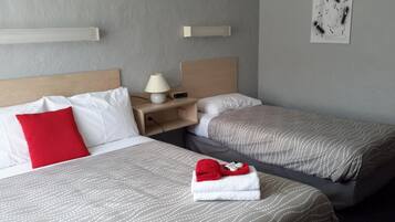 Meja kerja, setrika/meja setrika, dan tempat tidur lipat/tambahan