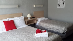 Desk, iron/ironing board, rollaway beds, free WiFi - Belmore Motor Inn (Yarrawonga)