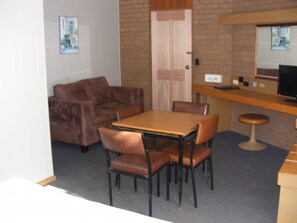 Flat-screen TV, DVD player - Eaglehawk Motel (Eaglehawk)