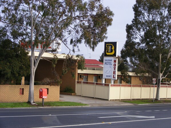 A motel with a sign indicating a vacancy. - Eaglehawk Motel (Eaglehawk)