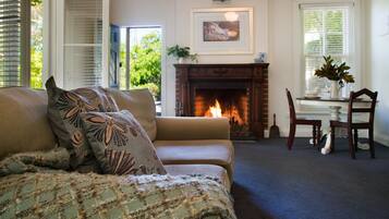 Studio | Living area | LCD TV, fireplace, DVD player, iPod dock