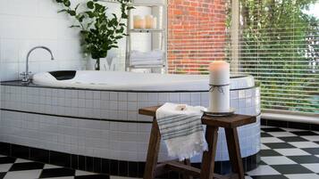 Studio | Bathroom | Shower, towels