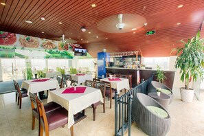 Poolside bar - King's Finger Luxury hotel (Da Nang)