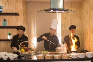 Café da manhã, almoço e jantar; local e internacional