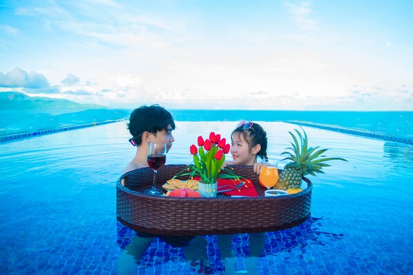 Café da manhã, almoço e jantar; local e internacional