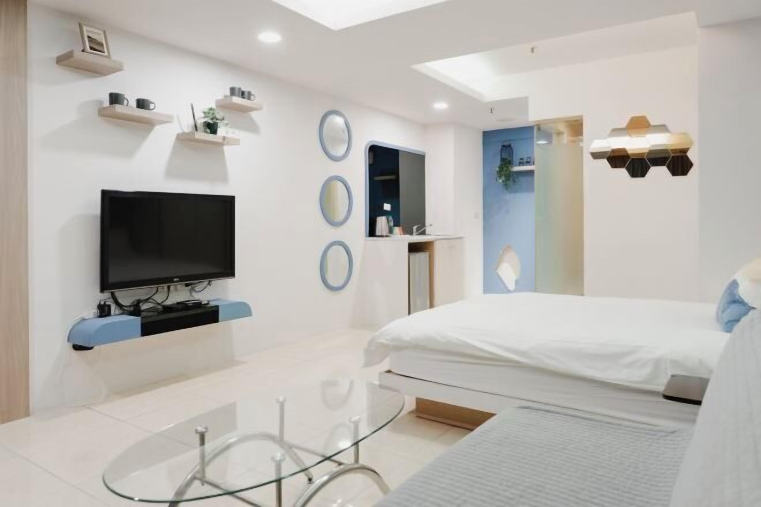 Blackout drapes, soundproofing, free WiFi