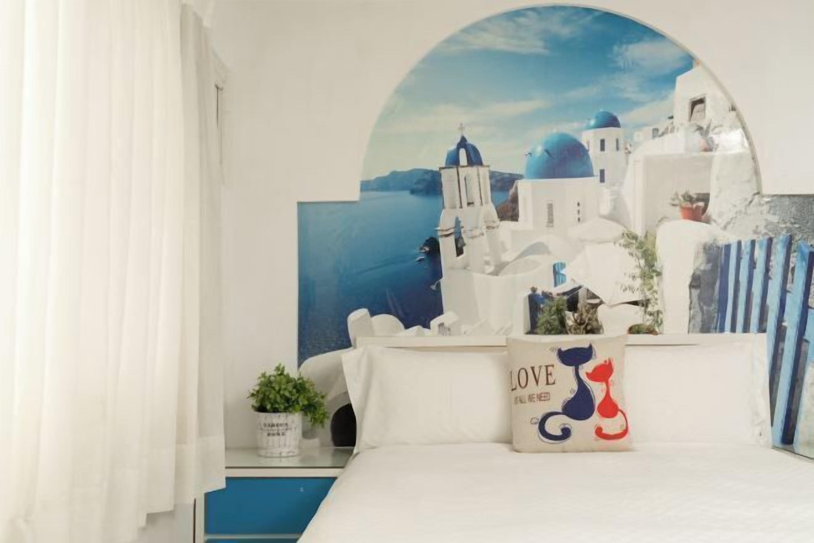 Blackout drapes, soundproofing, free WiFi