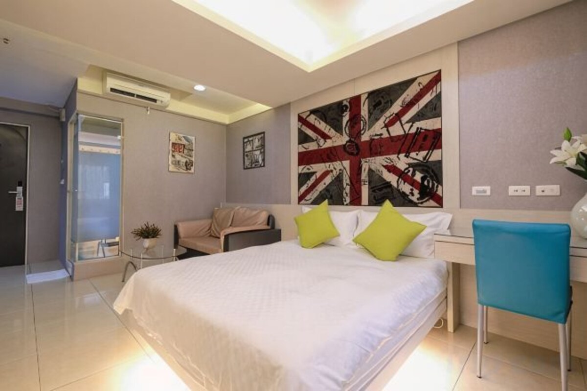 Blackout drapes, soundproofing, WiFi (free)