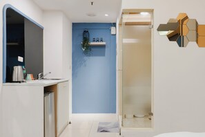 Economy Double Room, 1 Double Bed, No Windows | Blackout curtains, soundproofing, free WiFi - LJ hotel (Kaohsiung)