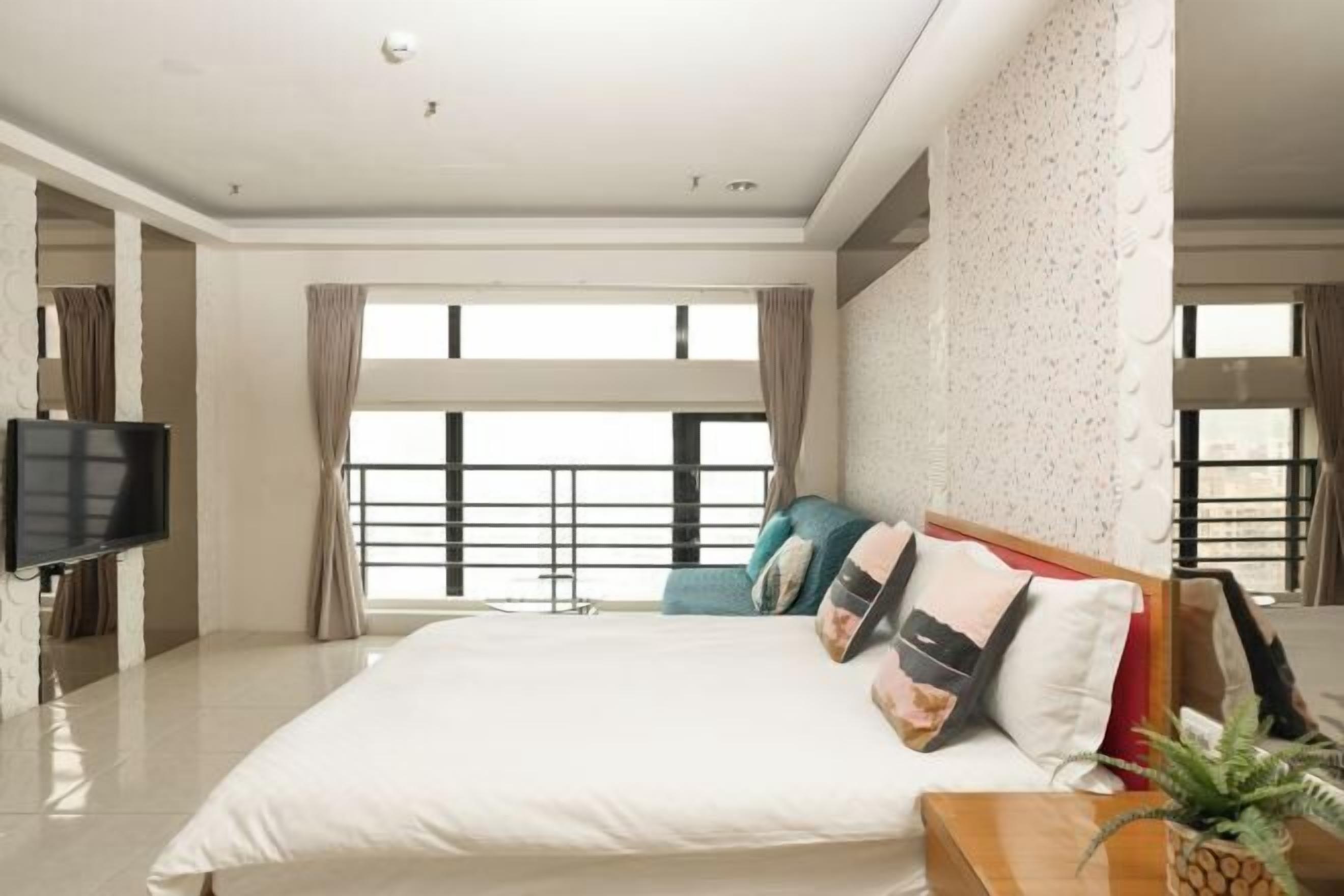 Blackout drapes, soundproofing, free WiFi