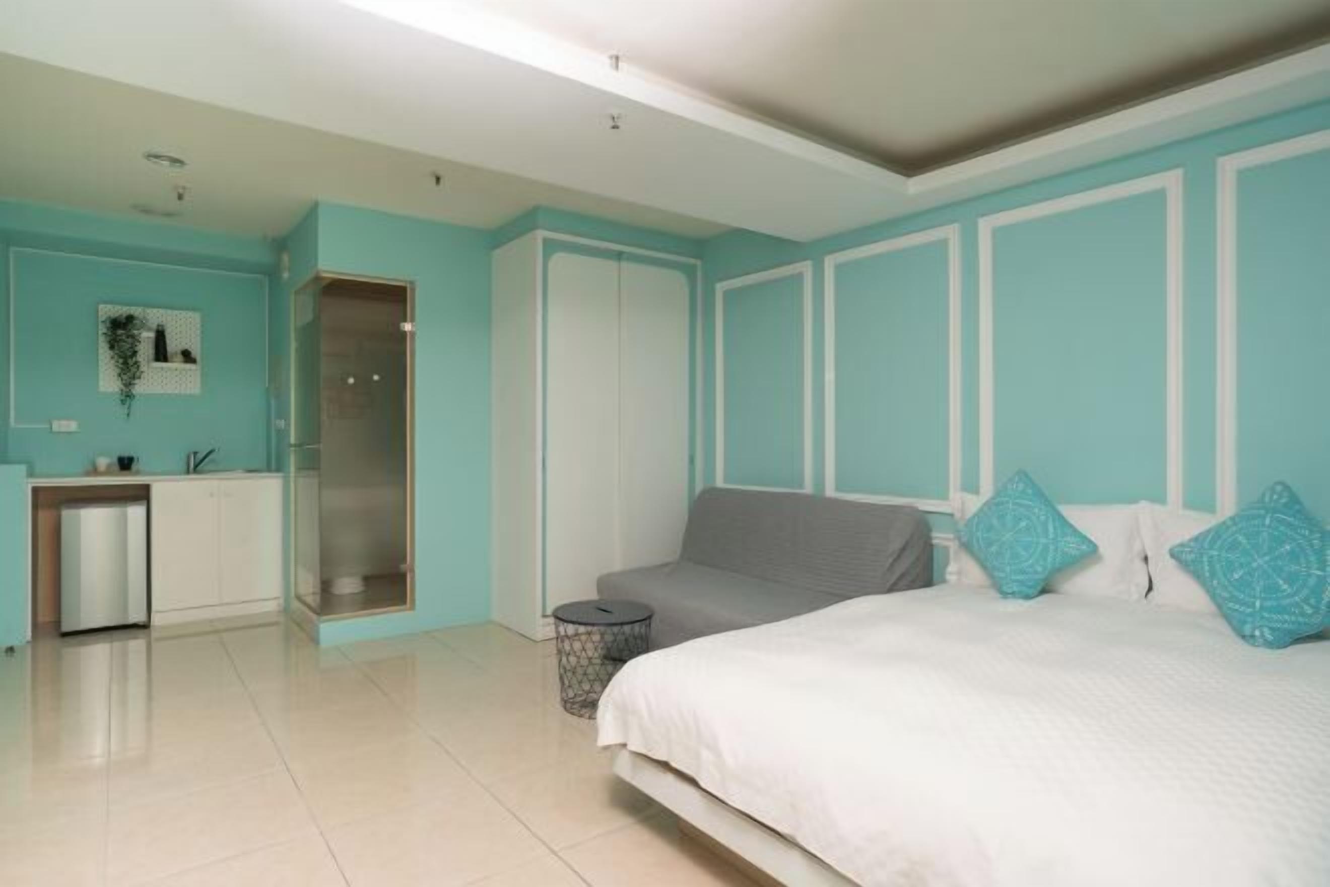 Blackout drapes, soundproofing, free WiFi