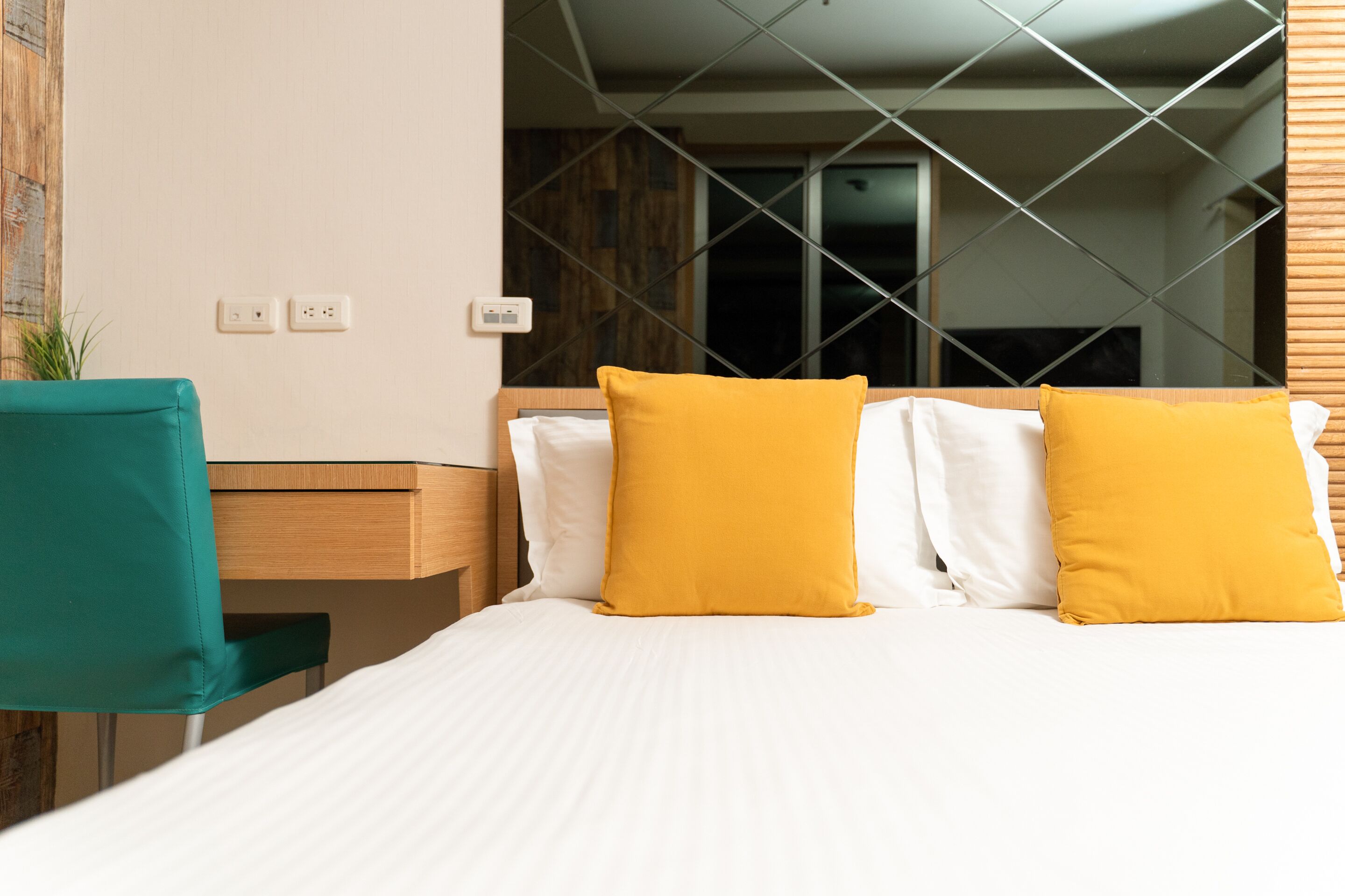 Una habitación de hotel con una cama, un escritorio y una silla.