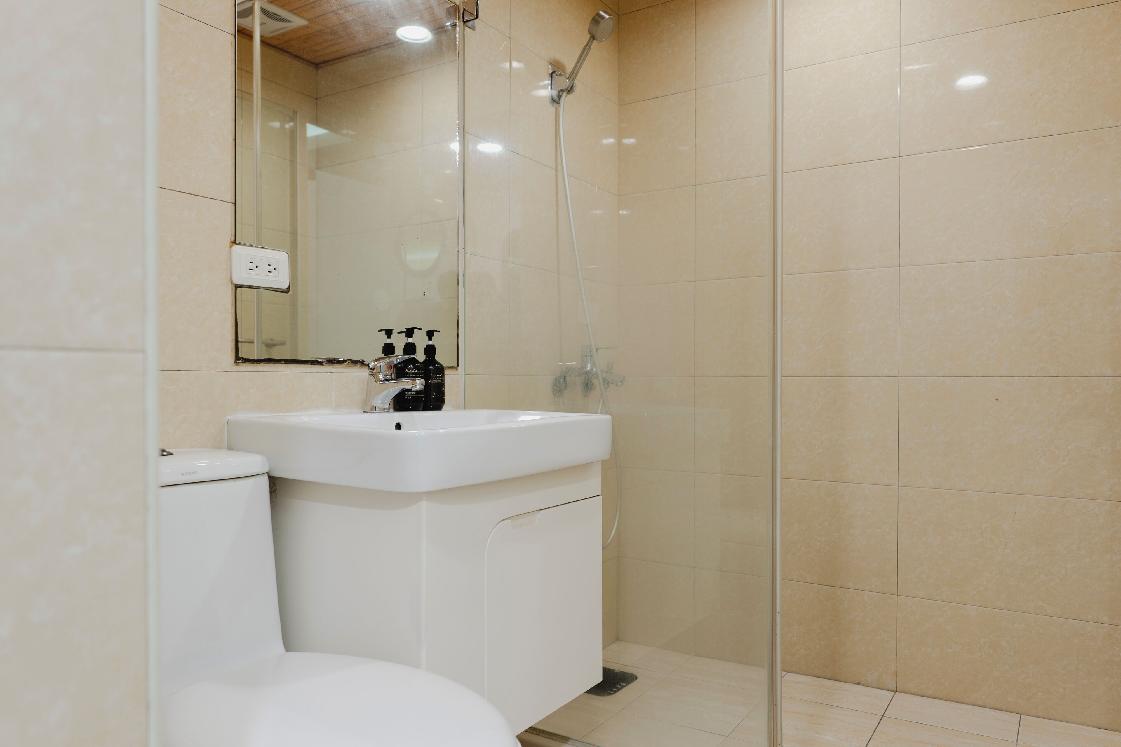 Ein Badezimmer mit Toilette, Waschbecken und Dusche.