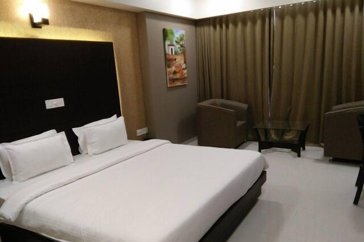 Premium bedding, in-room safe, desk, iron/ironing board