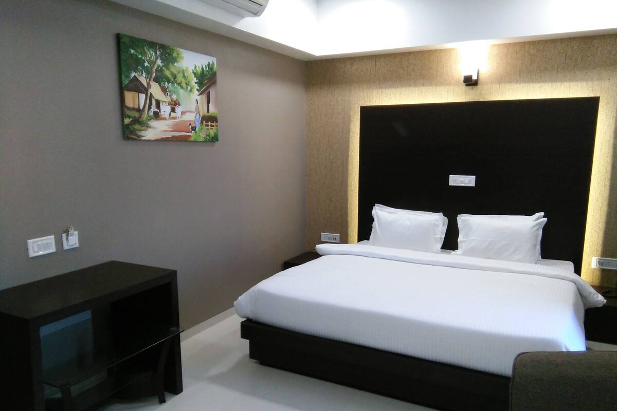 Premium bedding, in-room safe, desk, iron/ironing board