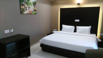 Executive Double Room, 1 Bedroom, Private Bathroom, Garden View | Premium bedding, in-room safe, desk, iron/ironing board