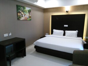 Executive Double Room, 1 Bedroom, Private Bathroom, Garden View | Premium bedding, in-room safe, desk, iron/ironing board