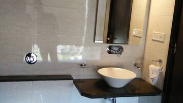 Executive Double Room, 1 Bedroom, Private Bathroom, Garden View | Bathroom | Shower, free toiletries, towels