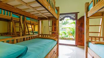 Meja kerja, Wi-Fi gratis, dan seprai linen