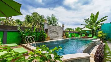 Kolam renang outdoor, dengan kursi berjemur