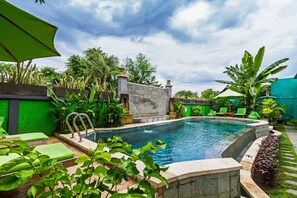 Outdoor pool, open 6 AM to 7 PM, sun loungers - Lembongan Hostel (Lembongan Island)