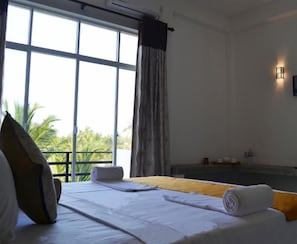 Desk, soundproofing, rollaway beds, free WiFi - Leighton Resort (Negombo)