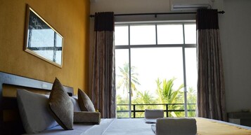 Desk, soundproofing, rollaway beds, free WiFi