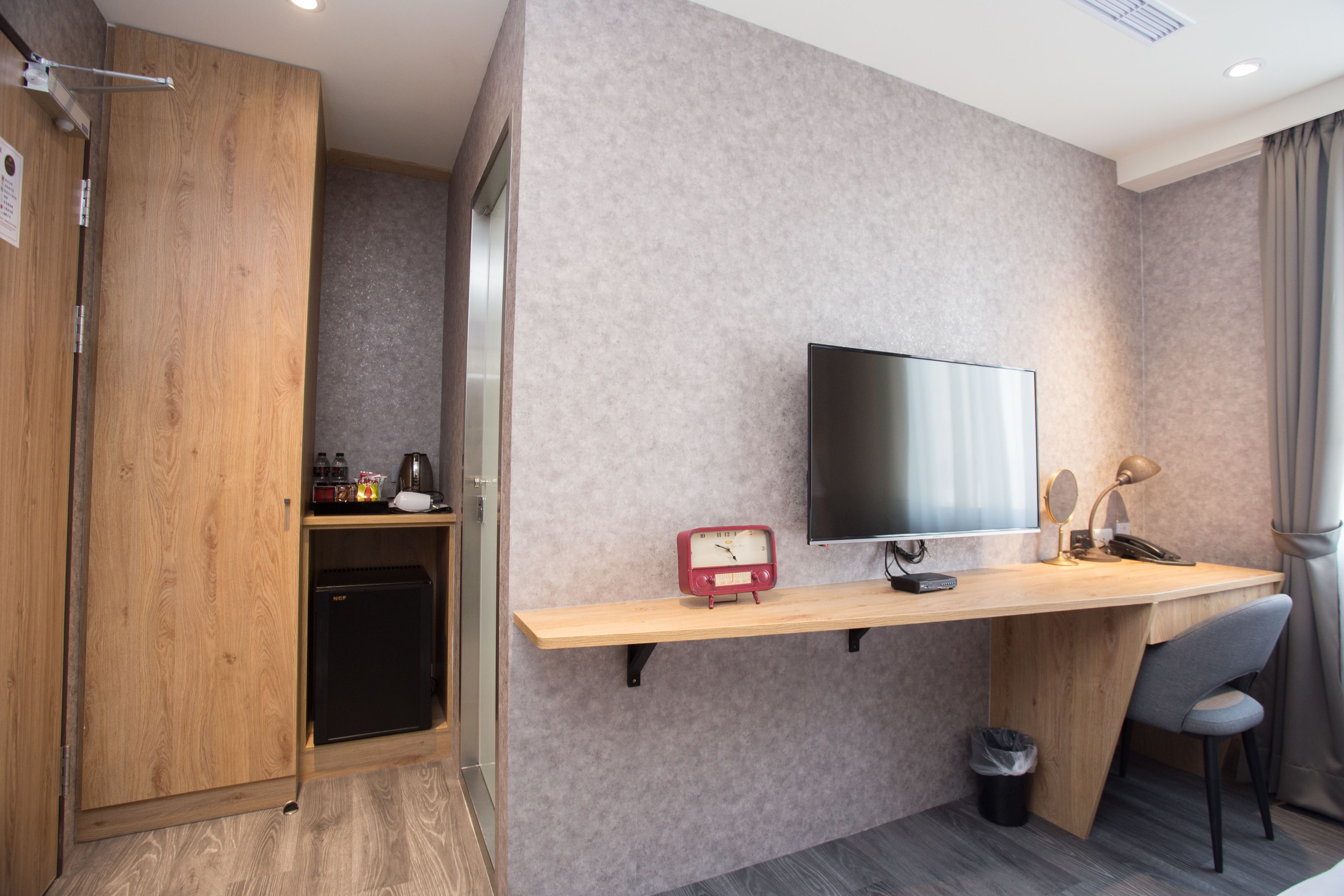 standard double room, 1 king bed | in-room business centre