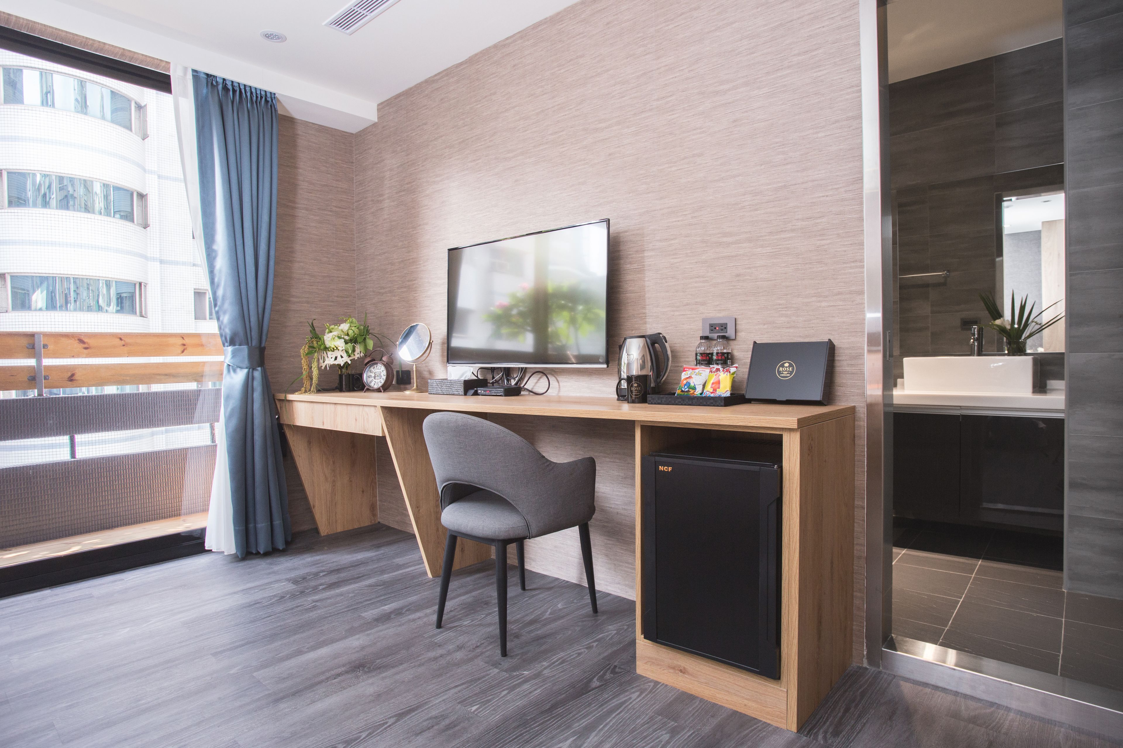 deluxe double room, 1 king bed | in-room business centre