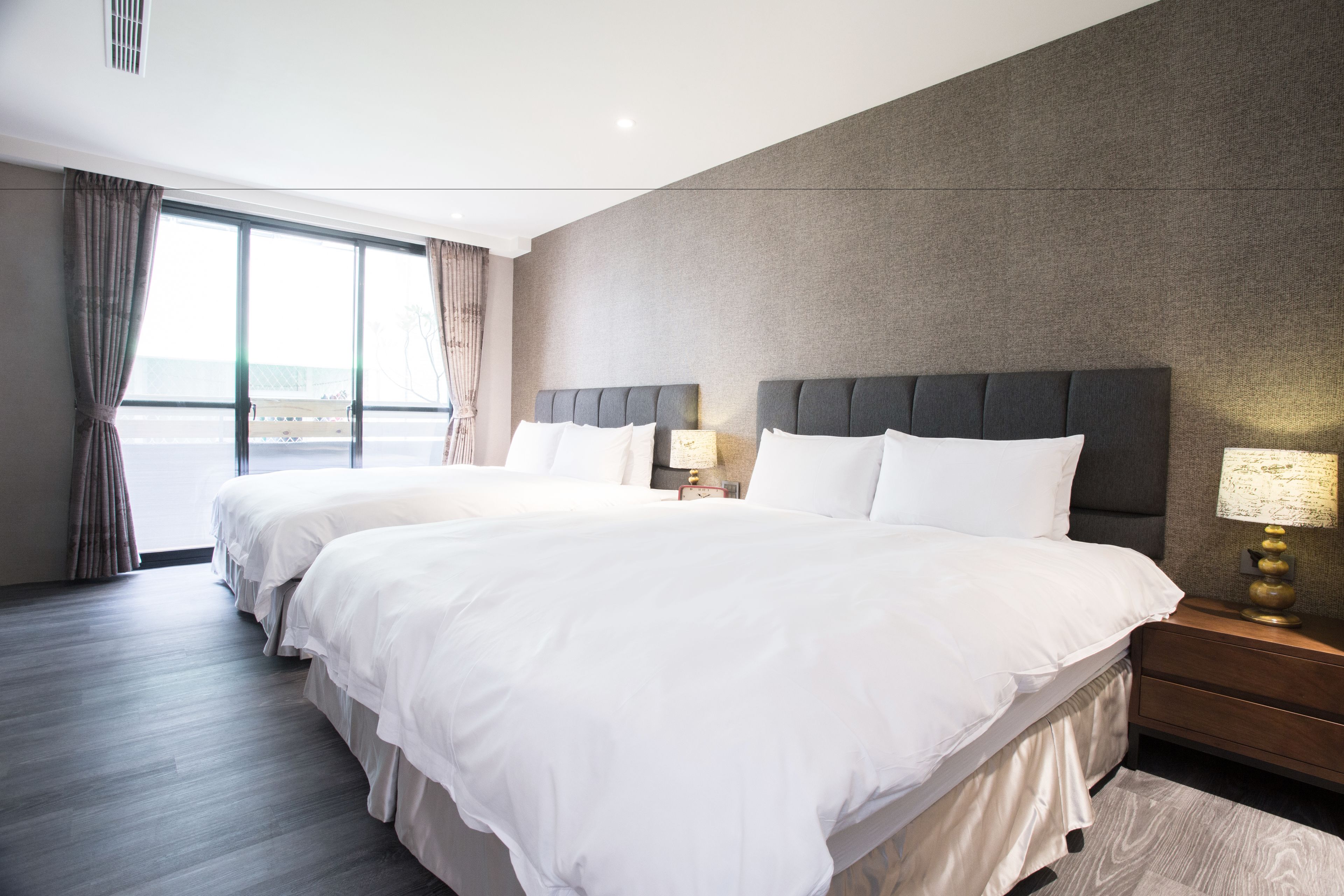 deluxe quadruple room, multiple beds, bathtub | in-room safe, desk, free cots/infant beds, free wifi