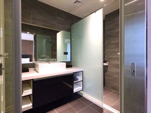 Habitación cuádruple familiar, varias camas | Baño | Secador de pelo, zapatillas y toallas