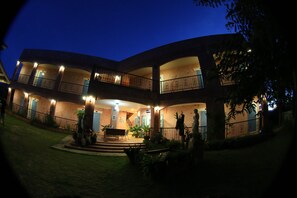 Front of property – evening/night - Le Bar Tarry Hotel (Tha Li)