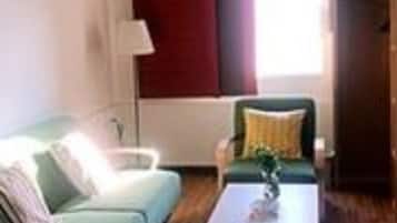 Suite | Escritorio, cortinas blackout y tabla de planchar con plancha