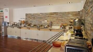Daily buffet breakfast (CNY 20 per person)