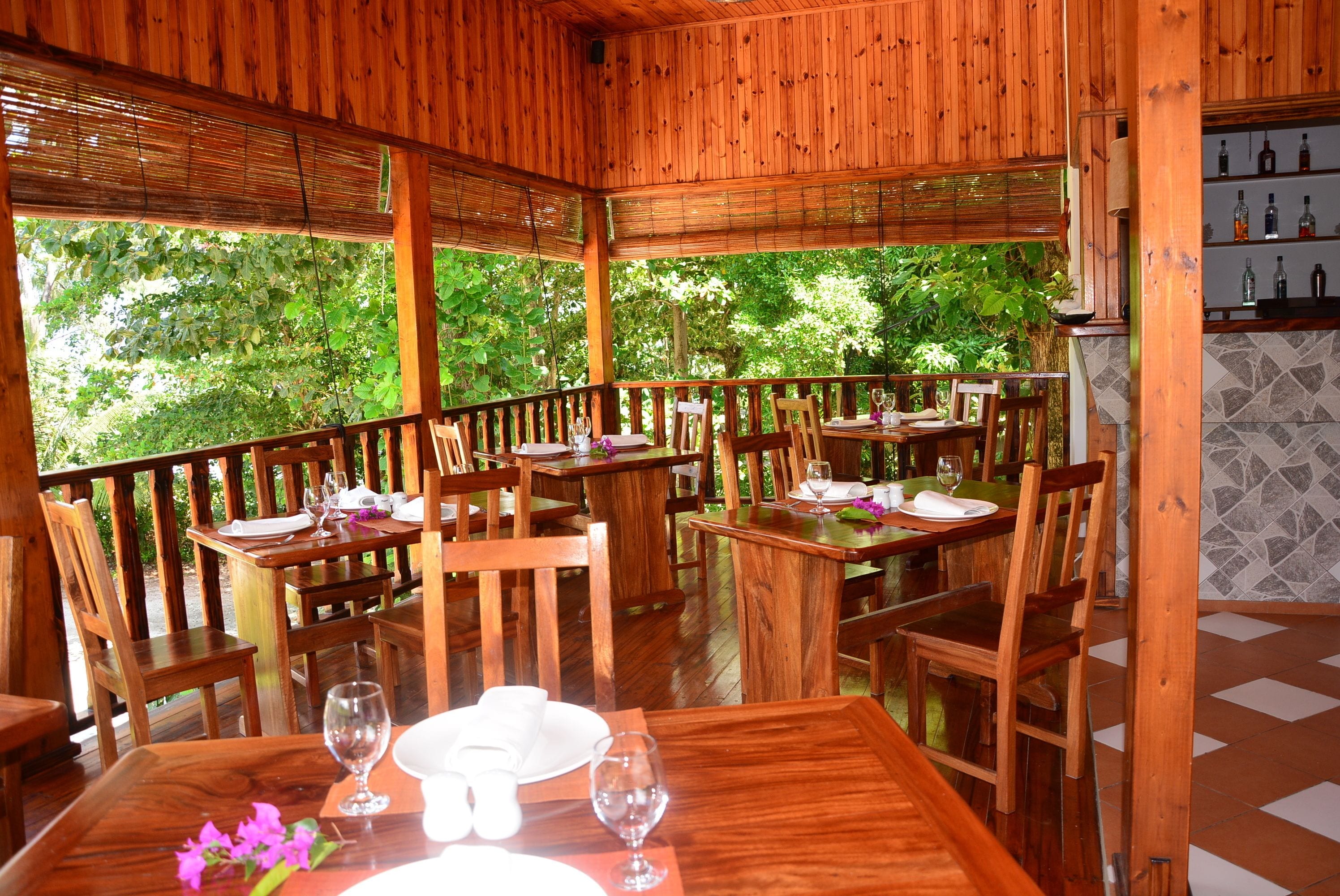 朝食、ランチ、ディナーに営業 (多国籍料理)