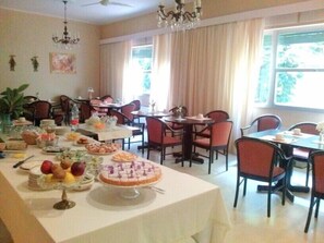 Petit déjeuner et déjeuner servis sur place, spécialités Cuisine locale