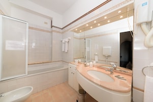 Bañera profunda, artĂculos de tocador gratuitos, secador de pelo, bidet