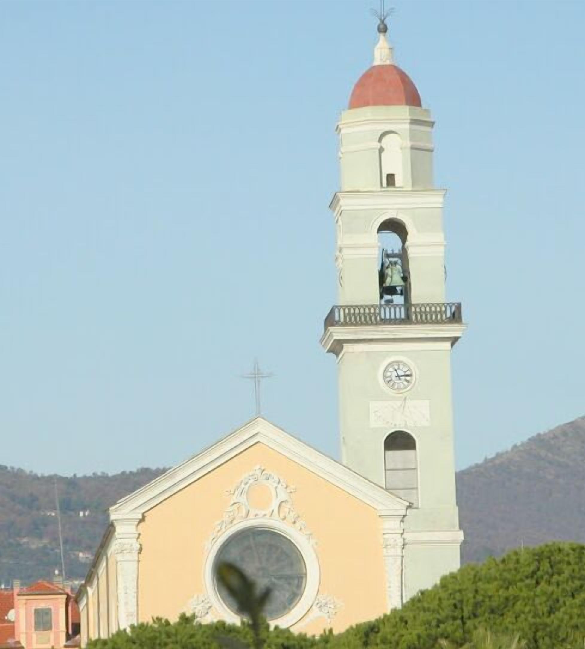 Una iglesia con un campanario que incluye un reloj y una cúpula.