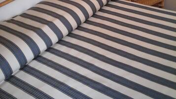 Vierbettzimmer | Zimmersafe, Schreibtisch, schallisolierte Zimmer, Babybetten