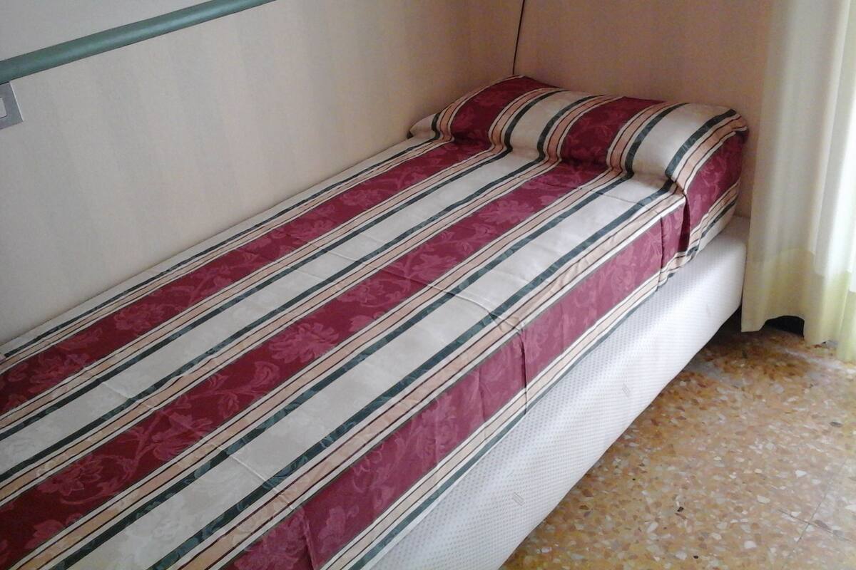 Single Room | In-room safe, desk, soundproofing, cribs (surcharge)