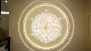 Un candelabro circular con múltiples luces.