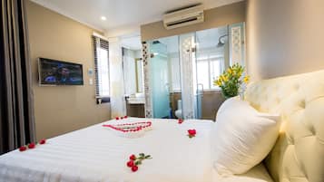 Hypo-allergenic bedding, minibar, in-room safe, desk