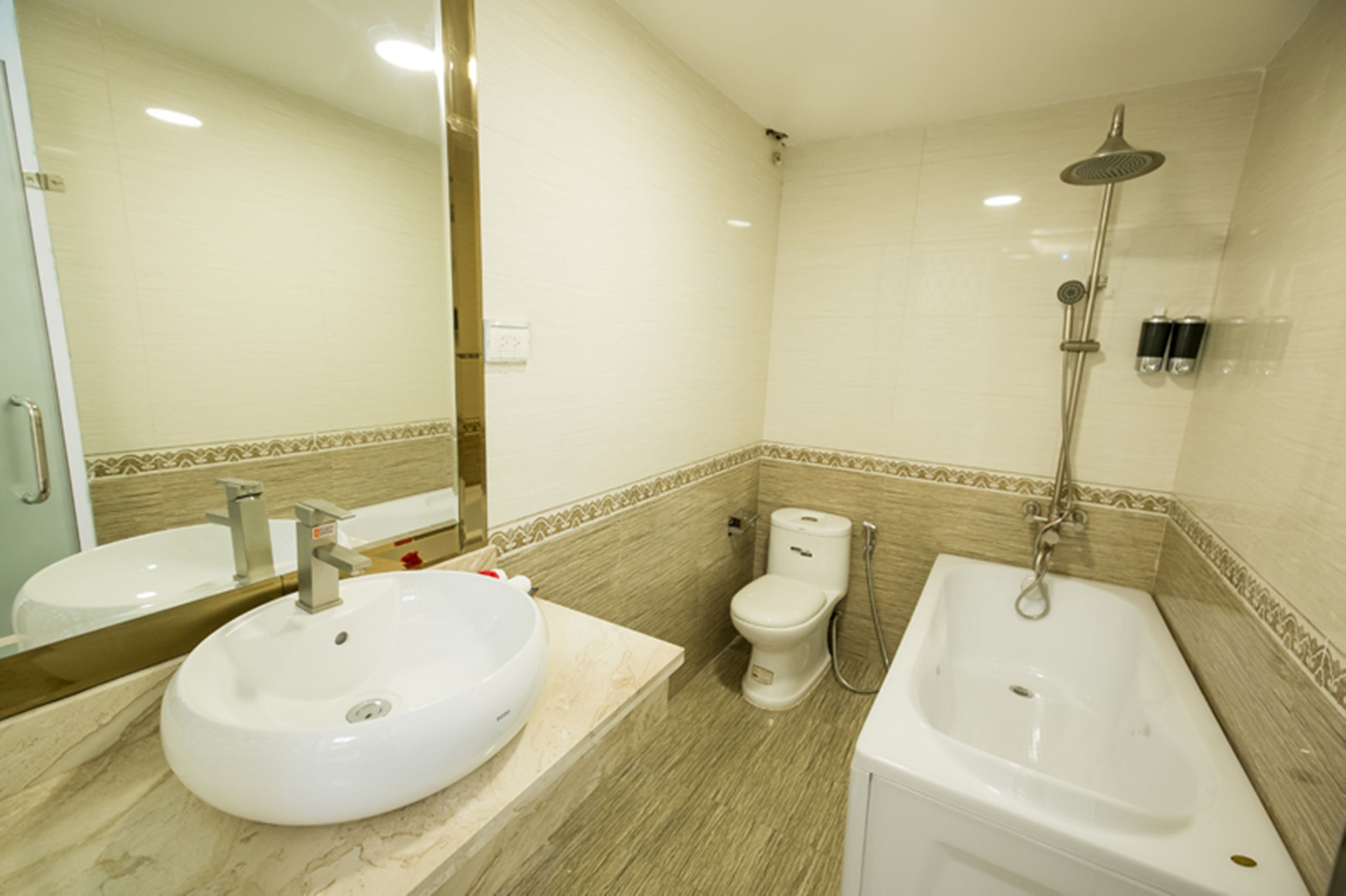 Kostenlose Toilettenartikel, Haartrockner, Hausschuhe, Handtücher